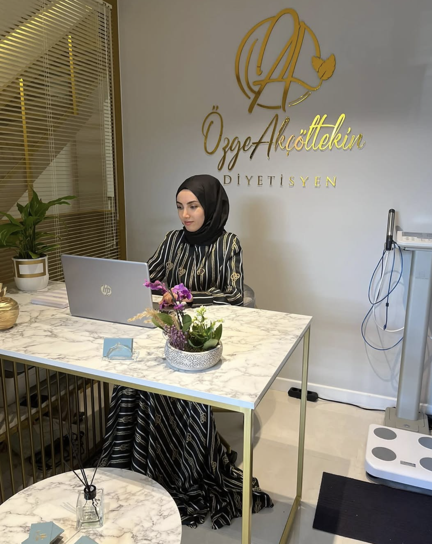 Özge Akçöltekin logo